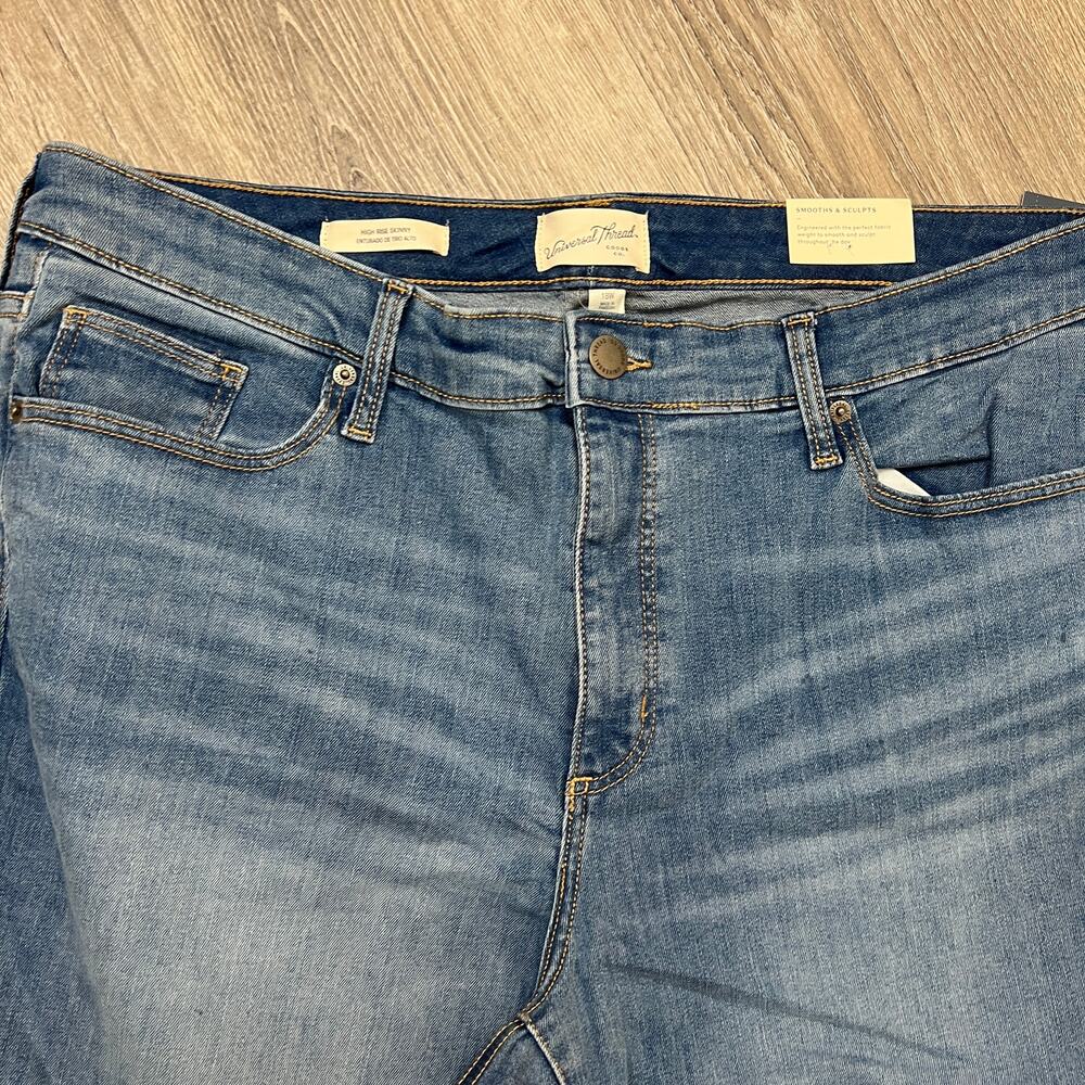Universal Thread Women's High-Rise Patched Jeans - Size 10/30R - NWT - Picture 6 of 12